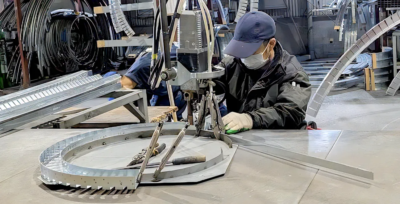 曲げ加工作業風景