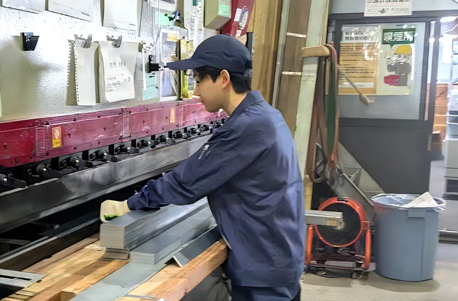 メタルシステム株式会社 作業風景